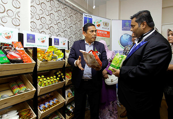 KPDNHEP secretary-general Datuk Muez Abd Aziz, at a Food Bank Programme organised by direct-selling company, Destina1 International, today. — Bernama