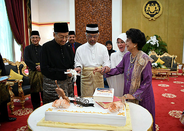 The Yang di-Pertuan Agong (centre) and Raja Permaisuri Agong celebrate the birthdays of the Prime Minister, Tun Dr Mahathir Mohamad and his wife, Dr Siti Hasmah at the Istana Negara today.