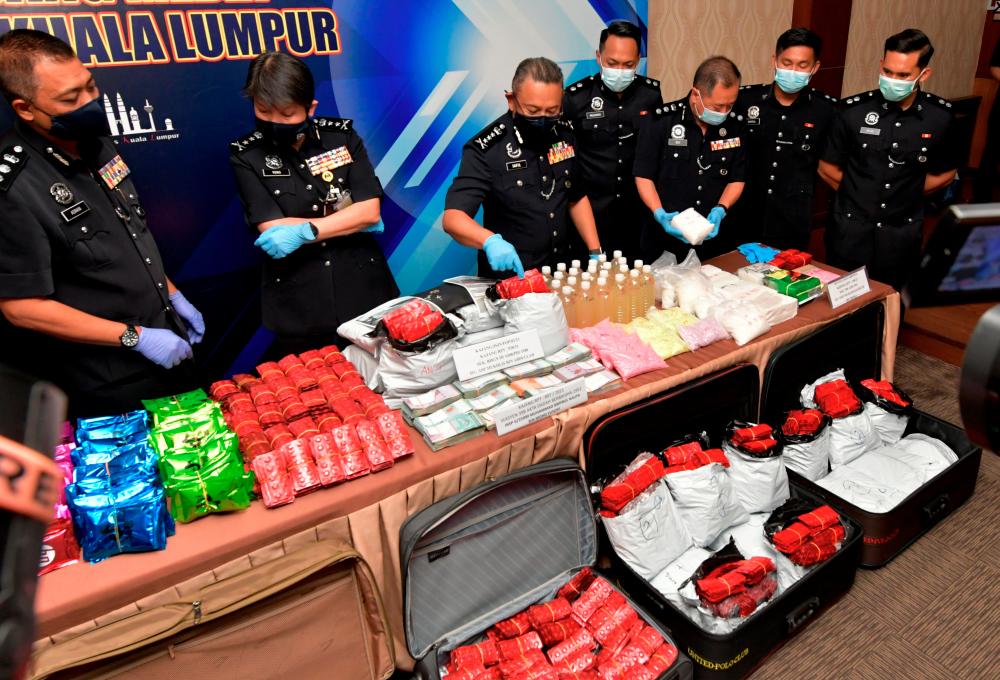 Kuala Lumpur Police Chief Datuk Saiful Azly Kamaruddin (third from right) showing the haul from the drug bust in Kepong and Sri Kembangan--fotoBERNAMA (2021) Copyrights Reserved
