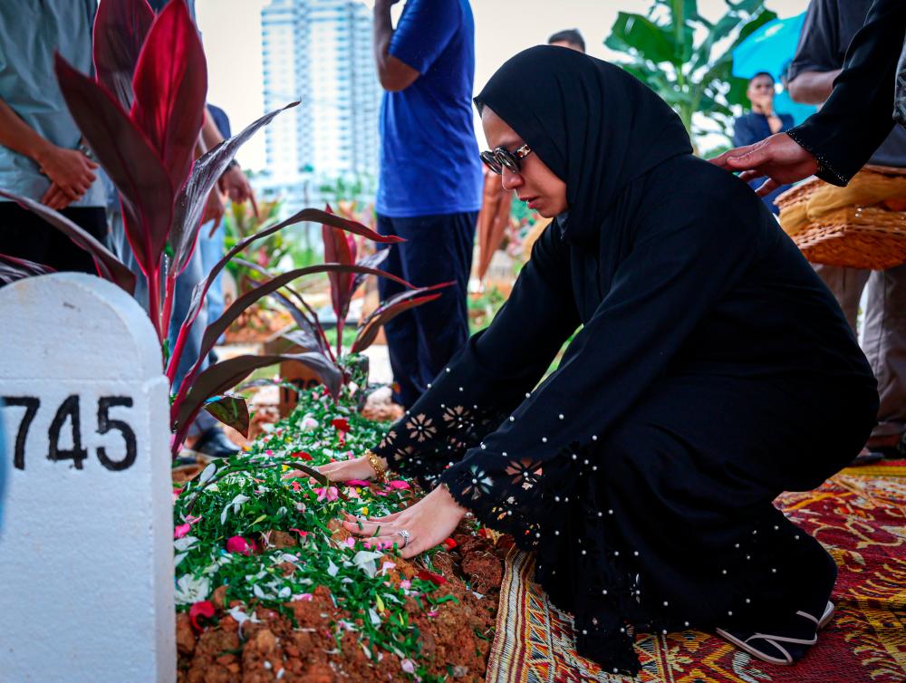 KUALA LUMPUR, 20 August -- The widow of the late Beechcraft 390 (Premier 1) pilot Shahrul Kamal Roslan saw her late husband’s grave after the funeral ceremony at the Klang Gate Islamic Cemetery, Hulu Klang at about 2.30pm here today. BERNAMAPIX