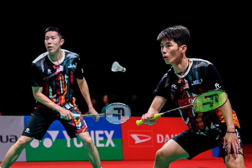 National doubles team Goh V Shem and Boon Xin Yuan (left) in action against compatriots Goh Boon Zhe and Beh Chun Meng (not pictured) in the qualifying stage of the Malaysia Masters Championship at Axiata Arena. – BERNAMAPIX