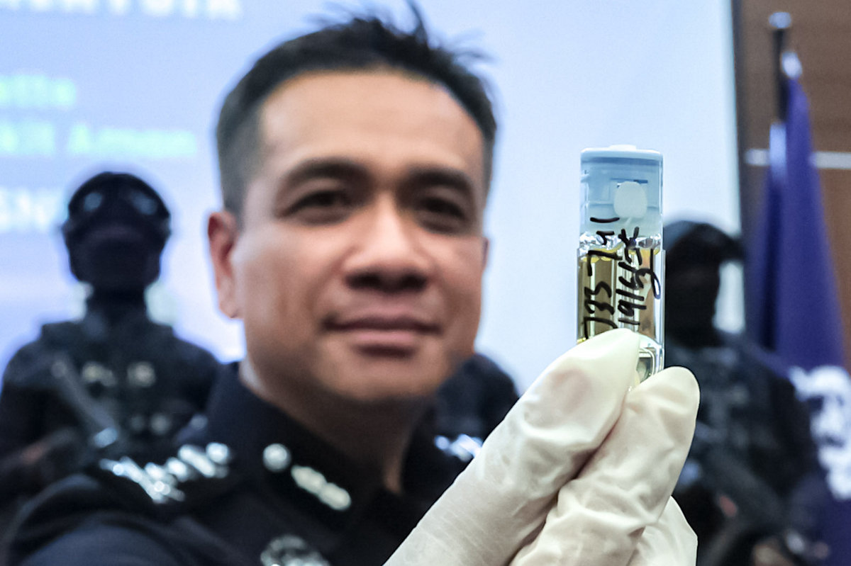 Acting Director of the Bukit Aman Narcotics Crime Investigation Department, Datuk Mat Zani @ Mohd Salahuddin Che Ali, showed vape liquid cartridges during a press conference at Bukit Aman Police Headquarters, suspected to contain cocaine, seized in a raid at a hotel in Kuala Lumpur on June 19. - BERNAMA