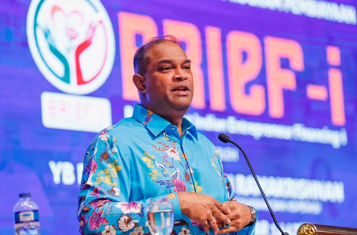 Timbalan Menteri Pembangunan Usahawan dan Koperasi, Datuk Seri R. Ramanan berucap pada Majlis Penyerahan Cek Cura Program Pembiayaan Bank Rakyat Indian Entrepreneur Financing-i (BRIEF-i) di Menara Kembar Bank Rakyat, hari ini-fotoBERNAMA