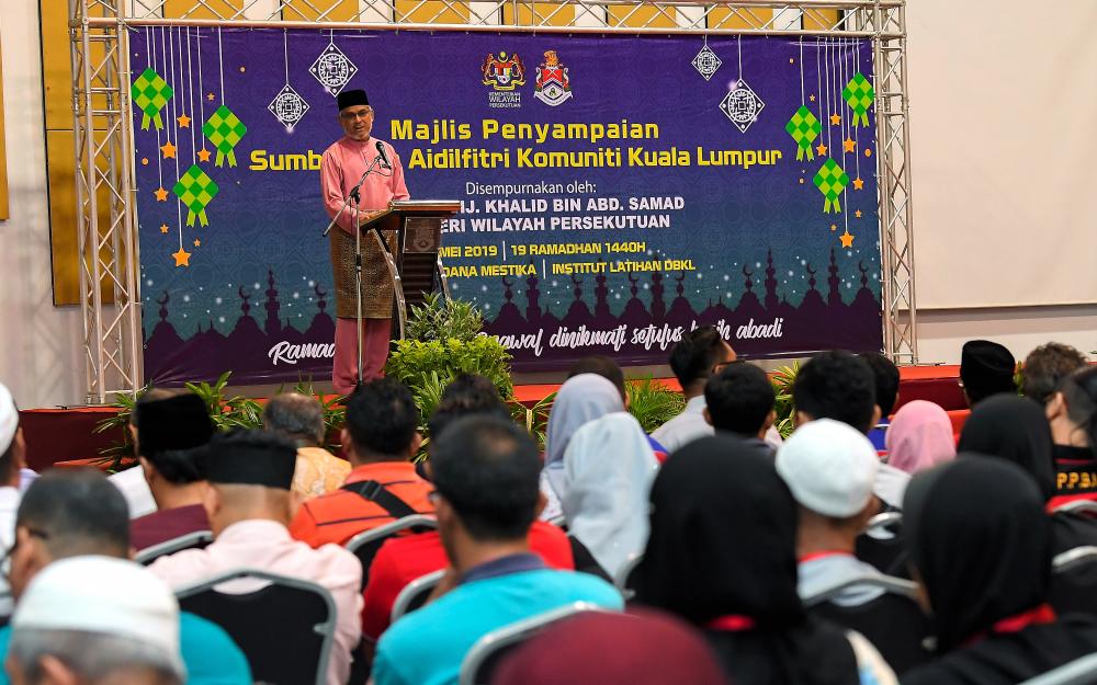 Federal Territories Minister Khalid Abdul Samad addresses the 2019 Aidilfitri Komuniti Kuala Lumpur. - Bernama