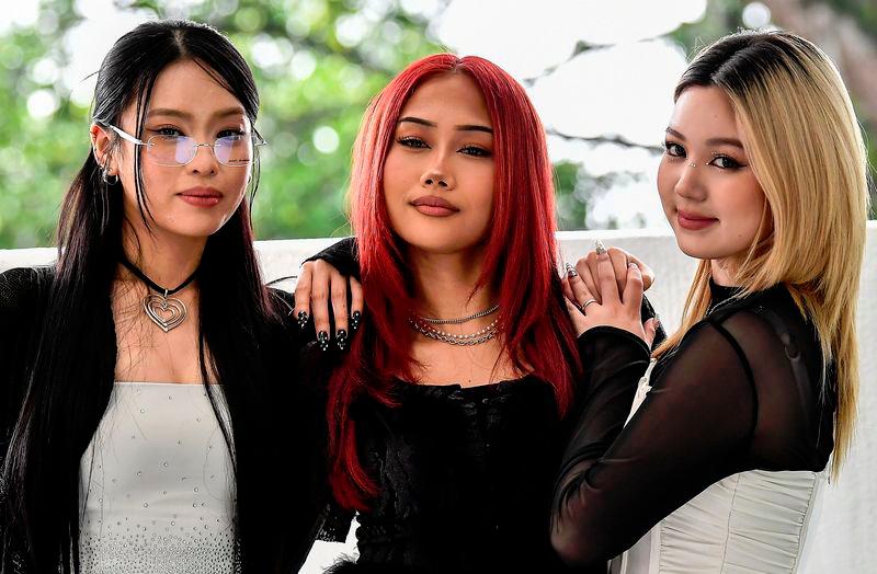 Penyanyi Kumpulan Wanita Dolla iaitu (dari kiri) Angle, Sabronzo dan Tabby - fotoBERNAMA