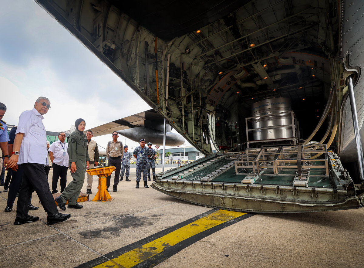 Deputy Prime Minister, Datuk Seri Dr Ahmad Zahid Hamidi, boards an aircraft at the Subang Air Base today to take part in the Cloud Seeding Operation (OPA) at the Bukit Merah Dam in Perak. – BERNAMA