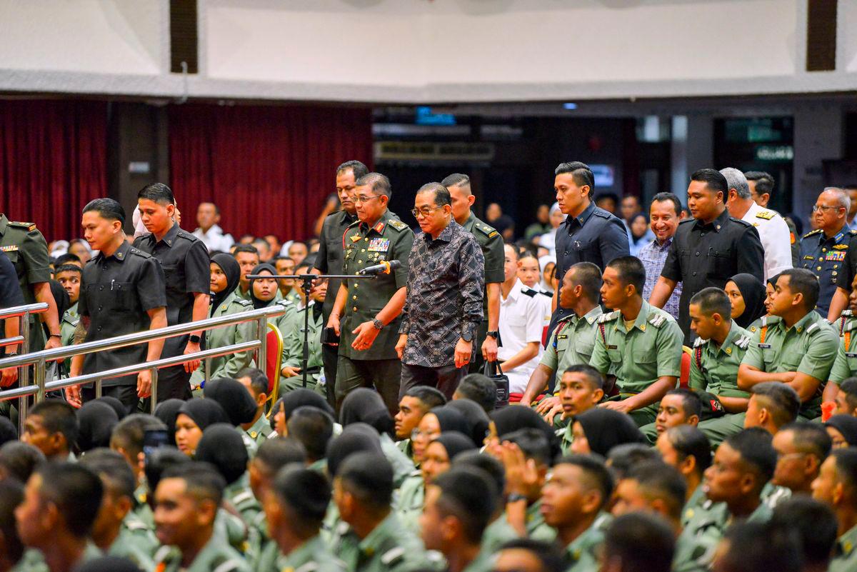 Menteri Pertahanan, Datuk Seri Khaled Nordin (tengah) hadir pada Majlis Syarahan Eksekutif bersama Pegawai Kadet Pasukan Latihan Pegawai Simpanan (PALAPES) Universiti Awam di UPM Serdang hari ini. Turut hadir Panglima Angkatan Tentera Malaysia (ATM), Jeneral Tan Sri Mohd Nizam Jaffar (tiga,kanan)- fotoBERNAMA