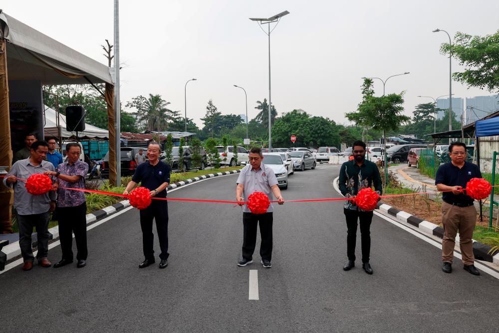 Datuk Bandar Kuala Lumpur Datuk Kamarulzaman Mat Salleh (tiga, kanan) merasmikan Pembukaan Jalan Sambungan Taman Dato Senu ke Jalan Kampung Bandar Dalam, Sentul. Turut bersama Pengerusi Eksekutif Kumpulan Melati Ihsan Tan Sri Yap Suan Chee (empat, kanan), Ahli Parlimen Batu P Prabakaran (dua, kanan) dan Ahli Parlimen Wangsa Maju Zahir Hassan/BERNAMAPix