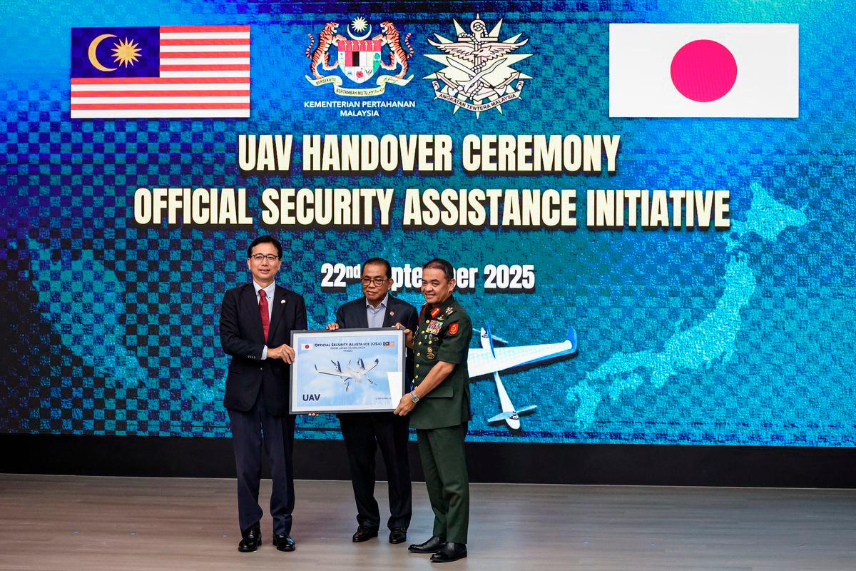 Defence Minister Datuk Seri Mohamed Khaled Nordin (centre) witnessed the symbolic handover of an unmanned aerial vehicle (UAV) by the Japanese Ambassador to Malaysia, Noriyuki Shikata (left), to the Chief of the Malaysian Army, General Tan Sri Muhammad Hafizuddeain Jantan (right) during the UAV Equipment Acceptance Ceremony under Japan’s Official Security Assistance (OSA) initiative at the Malaysian Armed Forces (ATM) Hiagate Complex, here, today. – BERNAMA