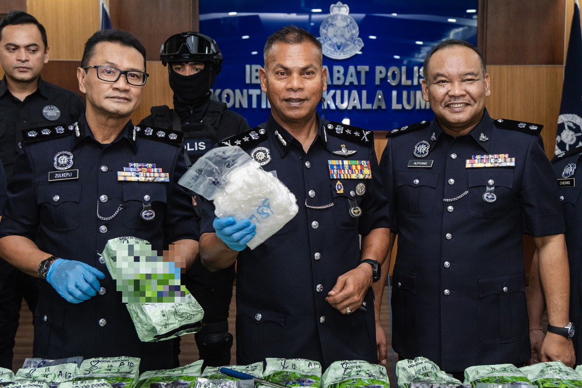 Acting Kuala Lumpur Police Chief, Datuk Mohamed Usuf Jan Mohamad (second from right), displays methamphetamine concealed in tea packages during a press conference at the Kuala Lumpur Contingent Police Headquarters (IPK) today. – BERNAMA