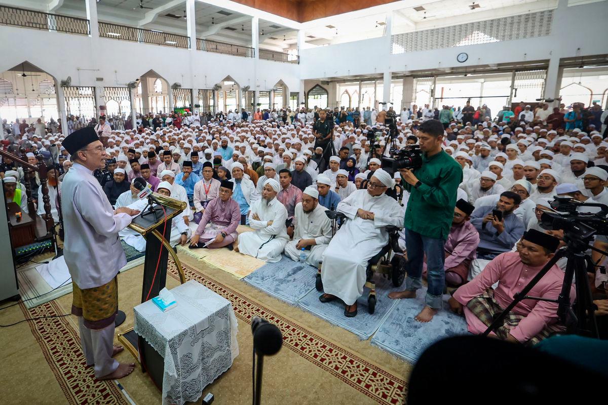 Perdana Menteri Datuk Seri Anwar Ibrahim menyampaikan tausiah selepas menunaikan solat Jumaat pada Program Temu Mesra Jabatan Mufti Wilayah Persekutuan di Masjid Jamek Bandar Baru Seri Petaling, hari ini. Turut hadir Menteri di Jabatan Perdana Menteri (Hal Ehwal Agama), Datuk Dr Mohd Naim Mokhtar -fotoBERNAMA