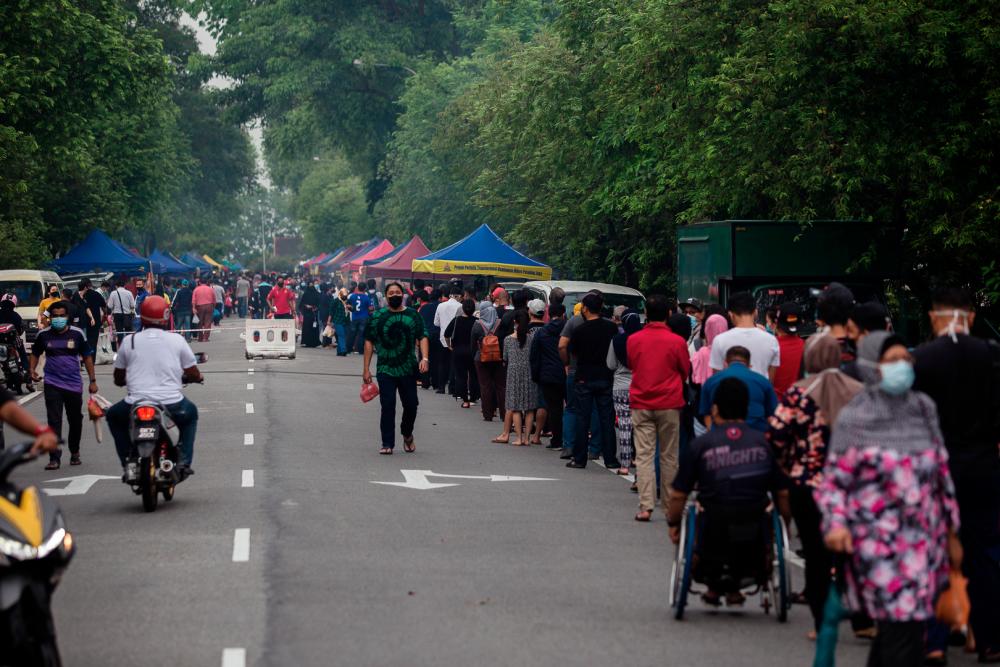 The Ramadan bazaar in Kelana Jaya on April 14 - Bernama