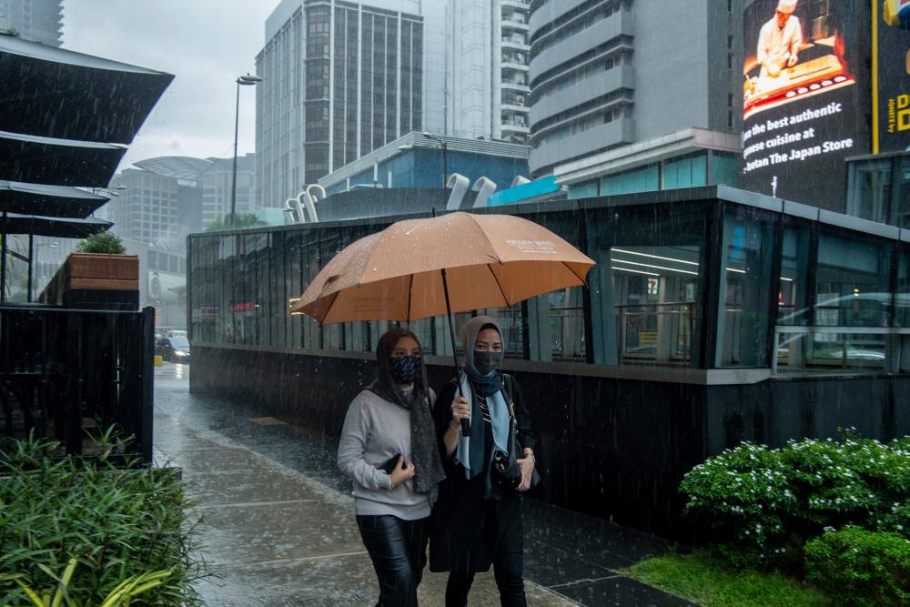 Thunderstorms and strong winds are expected to last until 6pm today in the affected areas. - BERNAMAPIX