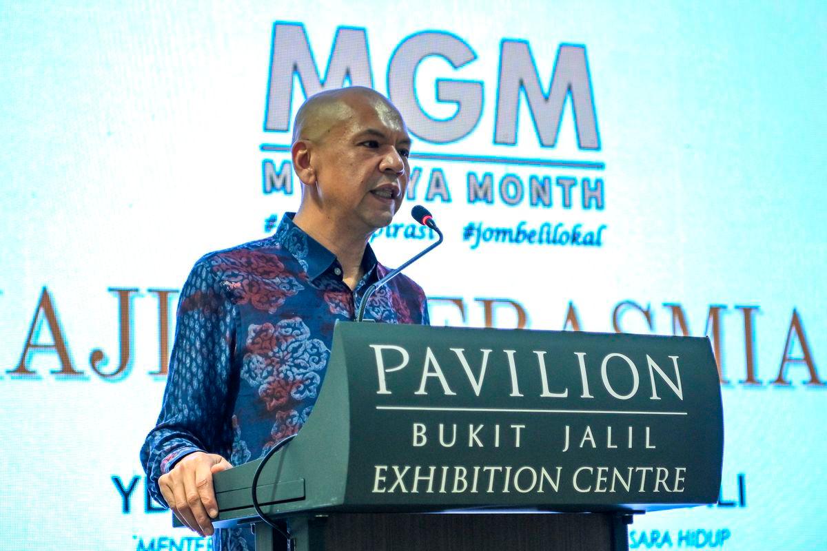 Menteri Perdagangan Dalam Negeri dan Kos Sara Hidup Datuk Armizan Mohd Ali berucap pada Pelancaran Kempen Beli Barangan Malaysia (KKBM) 2025 Bersama My Gaya Month (MBDA) di Pavillion Bukit Jalil hari ini - fotoBERNAMA