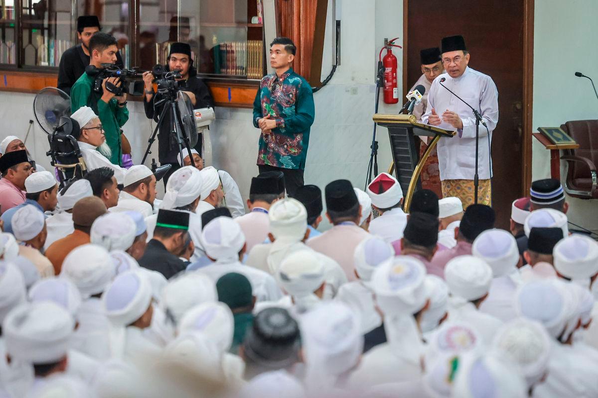 Perdana Menteri Datuk Seri Anwar Ibrahim menyampaikan tausiah selepas menunaikan solat Jumaat pada Program Temu Mesra Jabatan Mufti Wilayah Persekutuan di Masjid Jamek Bandar Baru Seri Petaling, hari ini -fotoBERNAMA