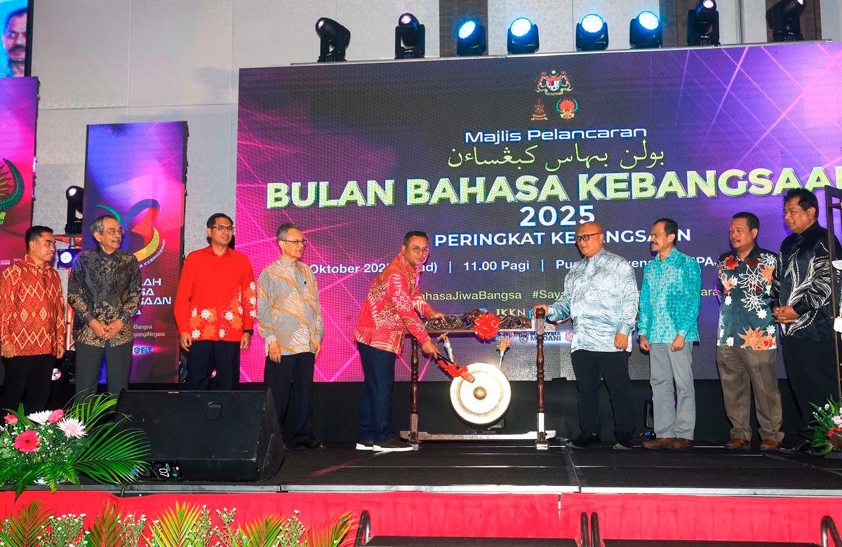 The Menteri Besar of Selangor, Datuk Seri Amirudin Shari, delivered a speech during the launch ceremony in conjunction with the 2025 National Month of Language Celebration at the MPAJ Convention Centre, Taman Melawati, today. - BERNAMA