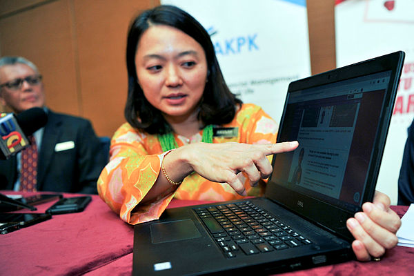 Deputy Women, Family and Community Development Minister Hannah Yeoh exhibiting the interactive online module during the launch of the “I Do You Do Duit Together’’ programme yesterday. — Bernama