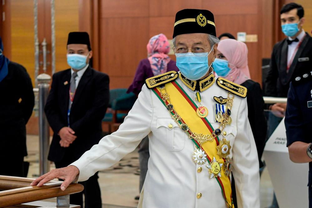 Mahathir diminta tidak meletakkan jawatan PM, tetapi beliau tetap dengan keputusannya: Agong