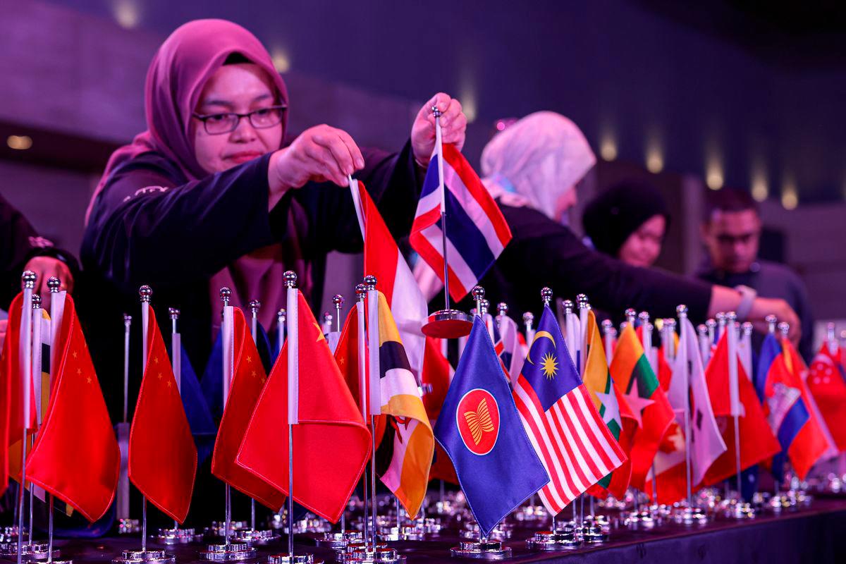 Petugas menyusun bendera negara anggota ASEAN dan rakan dialog sebagai persiapan menjelang Mesyuarat Menteri-Menteri Ekonomi ASEAN (AEM) ke-57 yang akan bermula esok di Pusat Pameran dan Perdagangan Antarabangsa Malaysia (MITEC), Kuala Lumpur, hari ini -fotoBERNAMA