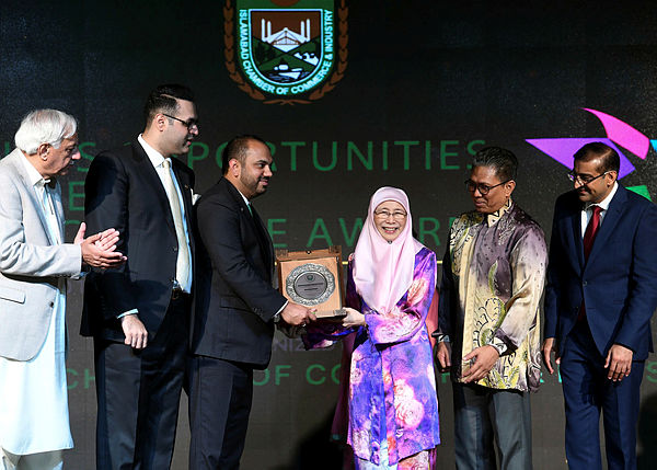 Deputy Prime Minister Datuk Seri Dr Wan Azizah receiving a souvenir from the Islamabad Chamber of Commerce and Industry yesterday at Kuala Lumpur.