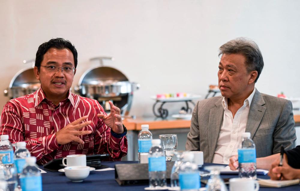 Malaysia Rail Link Sdn Bhd (MRL) chief executive officer Datuk Seri Darwis Abdul Razak (left) speaks during the East Coast Rail Link’s Moving Track forum here today/BERNAMApix