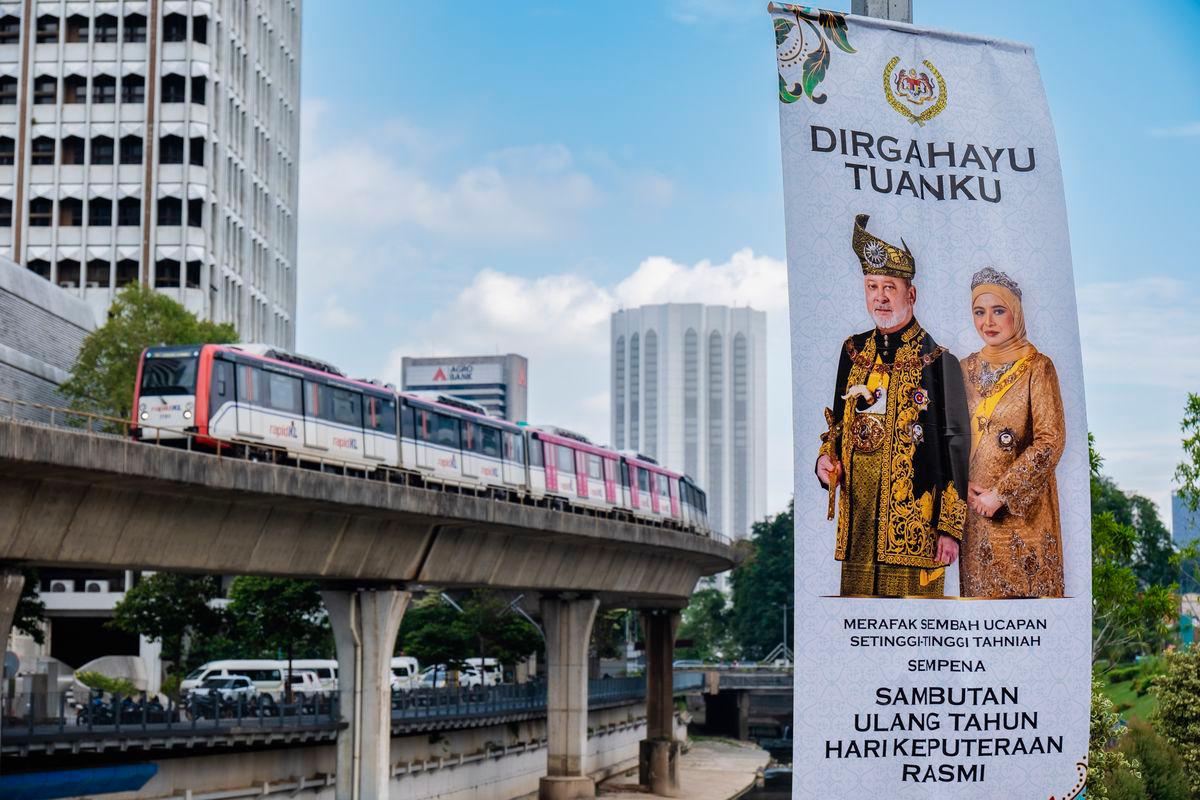 Banting di sekitar Kuala Lumpur pada tinjauan semalam memaparkan ucapan merafak sembah setinggi-tinggi penghargaan sempena Sambutan Ulang Tahun Hari Keputeraan Rasmi Yang di-Pertuan Agong Sultan Ibrahim. BERNAMApix