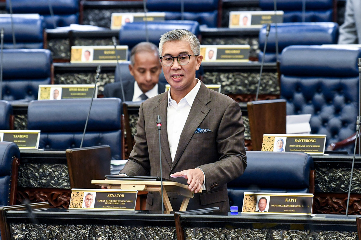 Minister of Investment, Trade and Industry, Datuk Seri Tengku Zafrul Abdul Aziz, speaks during a briefing session in the Dewan Rakyat at the Second Meeting of the Fourth Session of the 15th Parliament, at the Parliament Building today. – BERNAMA