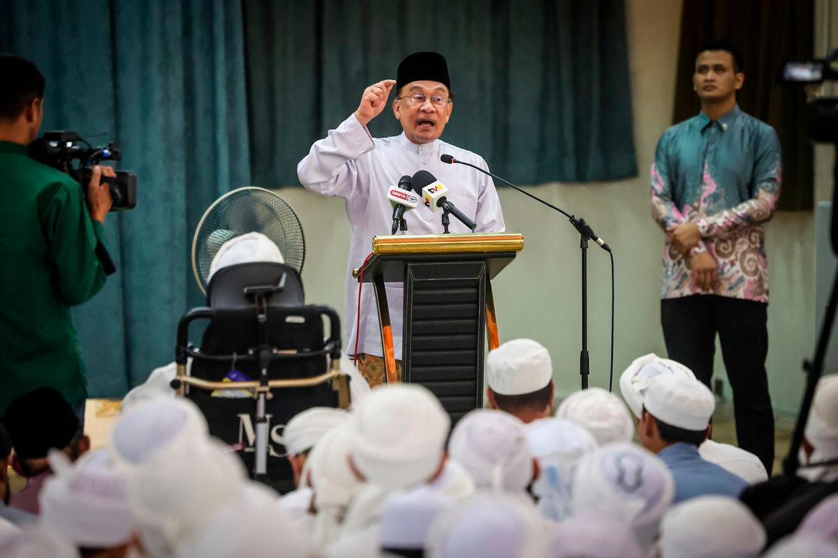 Perdana Menteri Datuk Seri Anwar Ibrahim menyampaikan tausiah selepas menunaikan solat Jumaat pada Program Temu Mesra Jabatan Mufti Wilayah Persekutuan di Masjid Jamek Bandar Baru Seri Petaling, hari ini - fotoBERNAMA