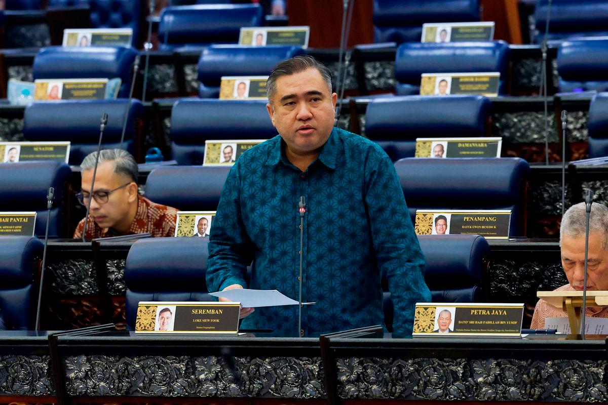 Menteri Pengangkutan merangkap Ahli Parlimen Seremban Anthony Loke pada sesi pertanyaan-pertanyaan bagi jawab lisan ketika Mesyuarat Kedua, Penggal Keempat Parlimen ke-15 Dewan Rakyat di Bangunan Parlimen hari ini - BERNAMA