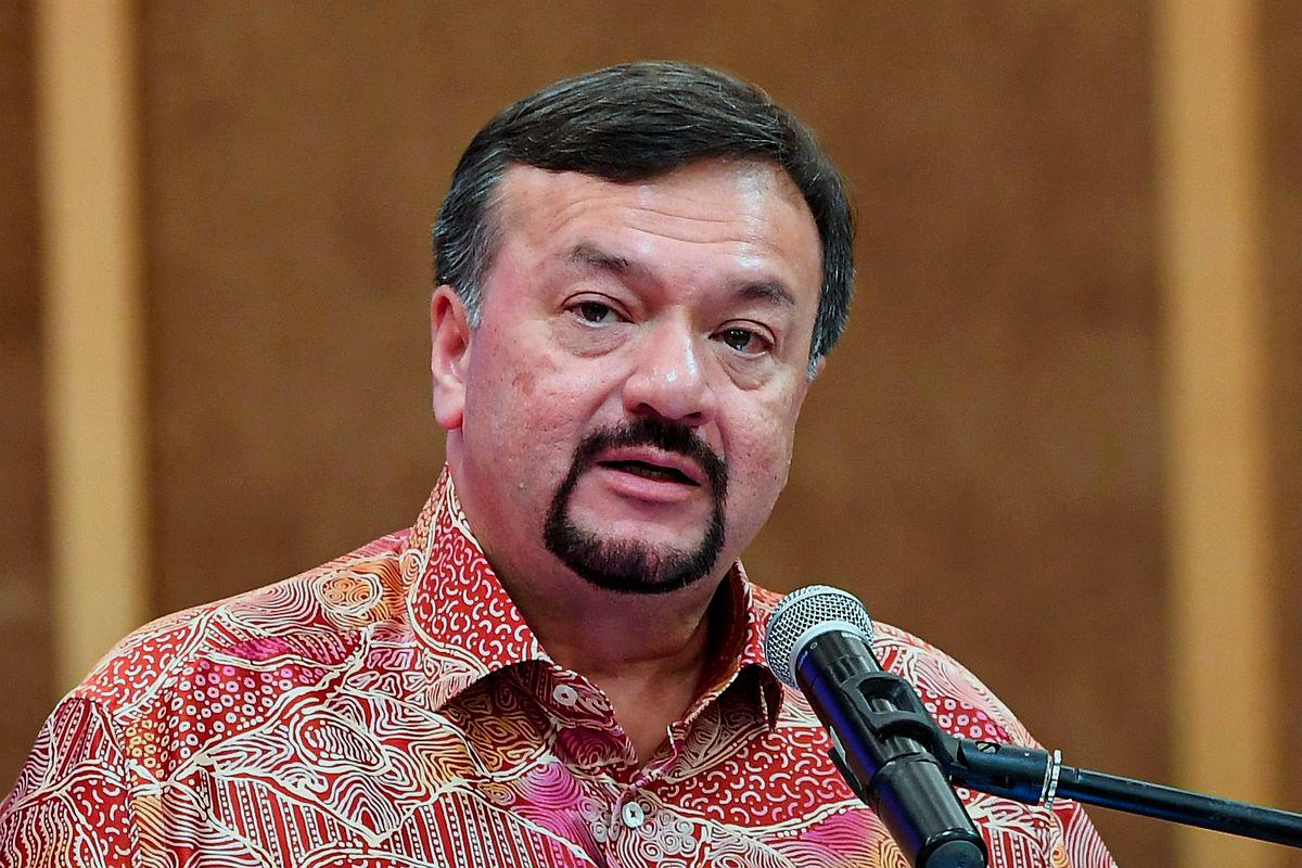 Menteri Kewangan II Datuk Seri Amir Hamzah Azizan menyampaikan ucapan perasmian pada Majlis Makan Malam sempena Perasmian Mesyuarat Agung Tahunan ke-6 Persatuan Kontraktor Bumiputera Malaysia di Pusat Dagangan Dunia Kuala Lumpur (WTCKL) - fotoBERNAMA