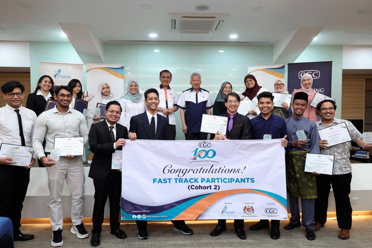 Chairman of Credit Guarantee Corporation Malaysia Bhd (CGC), Datuk Mohammed Hussein, poses for a photograph with graduates at the Graduation of Comprehensive Track and Fast Track Programme at the Auditorium of the International Centre for Education in Islamic Finance (INCEIF), Jalan Tun Ismail, today. Also present was CGC President and Chief Executive Officer, Datuk Mohd Zamree Mohd Ishak (back row, fifth from left). - BERNAMA