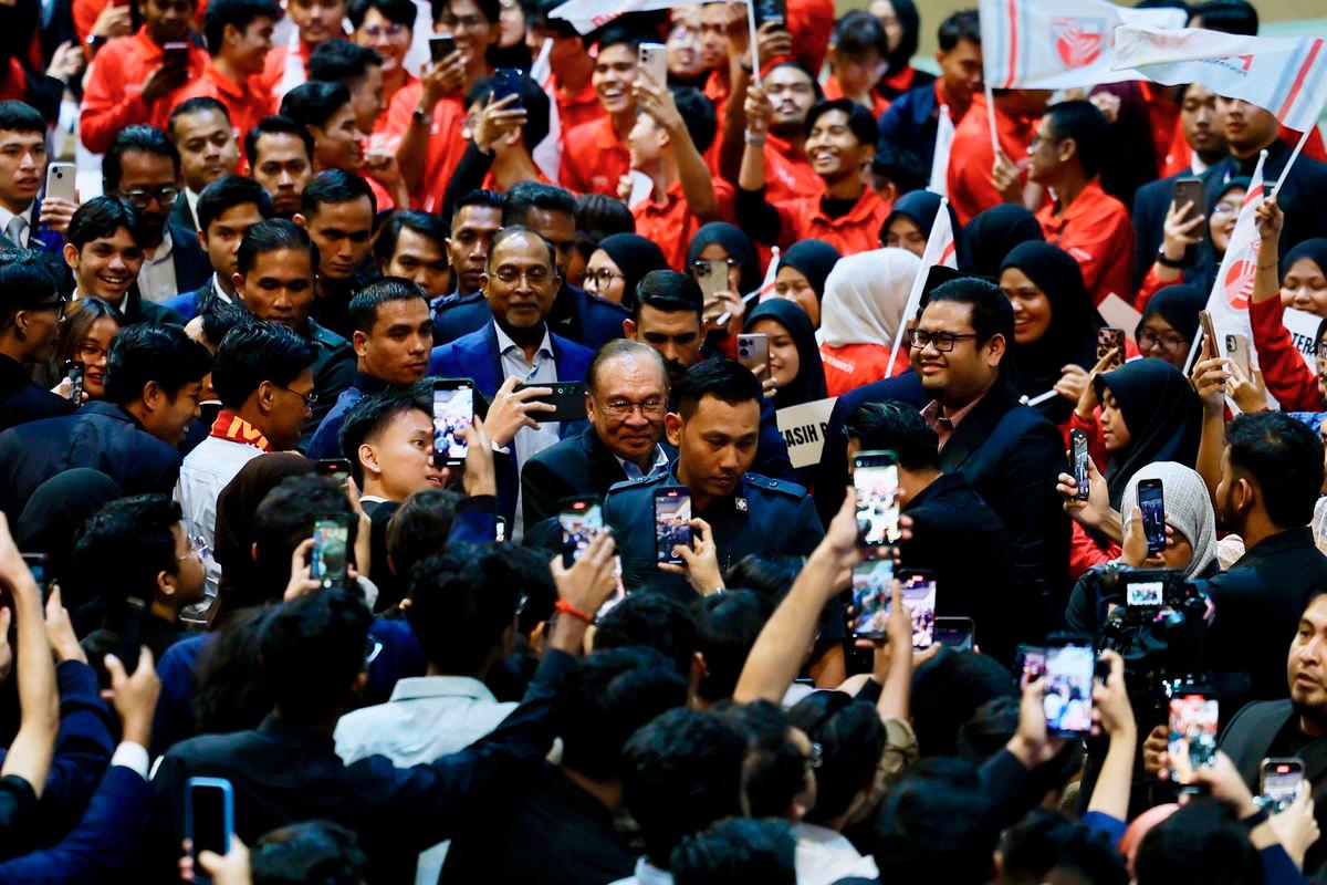 Perdana Menteri Datuk Seri Anwar Ibrahim menyantuni pelajar-pelajar yang hadir pada majlis perasmian penutupan International Young Future Leaders Summit (iFUTURE) 2025 di Dewan Merdeka, Pusat Dagangan Dunia Kuala Lumpur hari ini. - BERNAMA