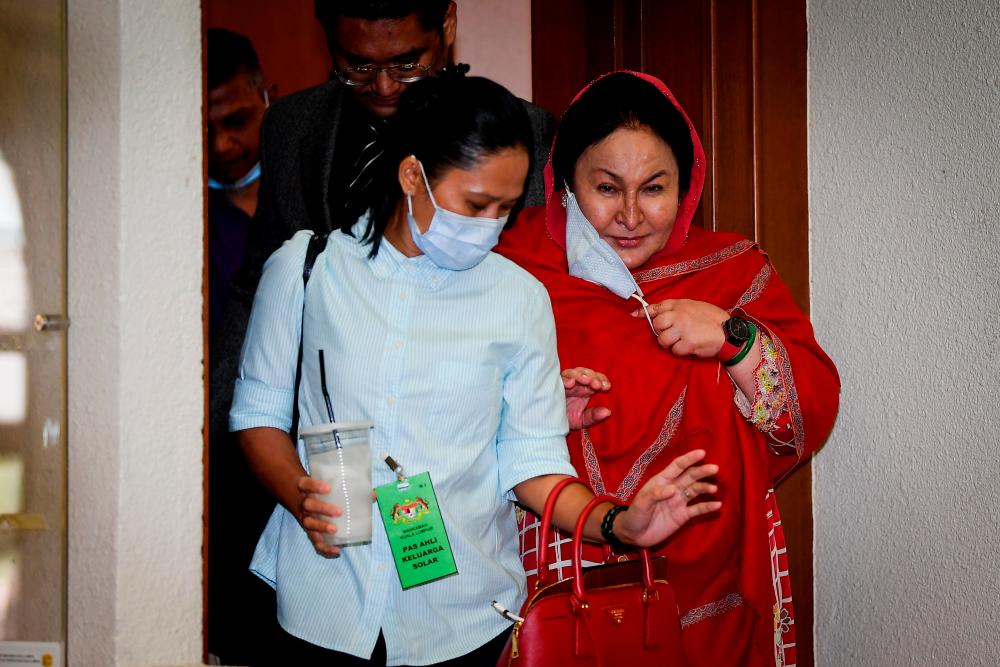 Isteri bekas perdana menteri Datin Seri Rosmah Mansor, 68, (kanan), yang berdepan satu pertuduhan meminta RM187.5 juta dan dua pertuduhan menerima suapan sebanyak RM6.5 juta, daripada Pengarah Urusan Jepak Holdings Saidi Abang Samsudin, hadir di Mahkamah Tinggi hari ini pada hari ke-15 perbicaraan kes itu. — Bernama