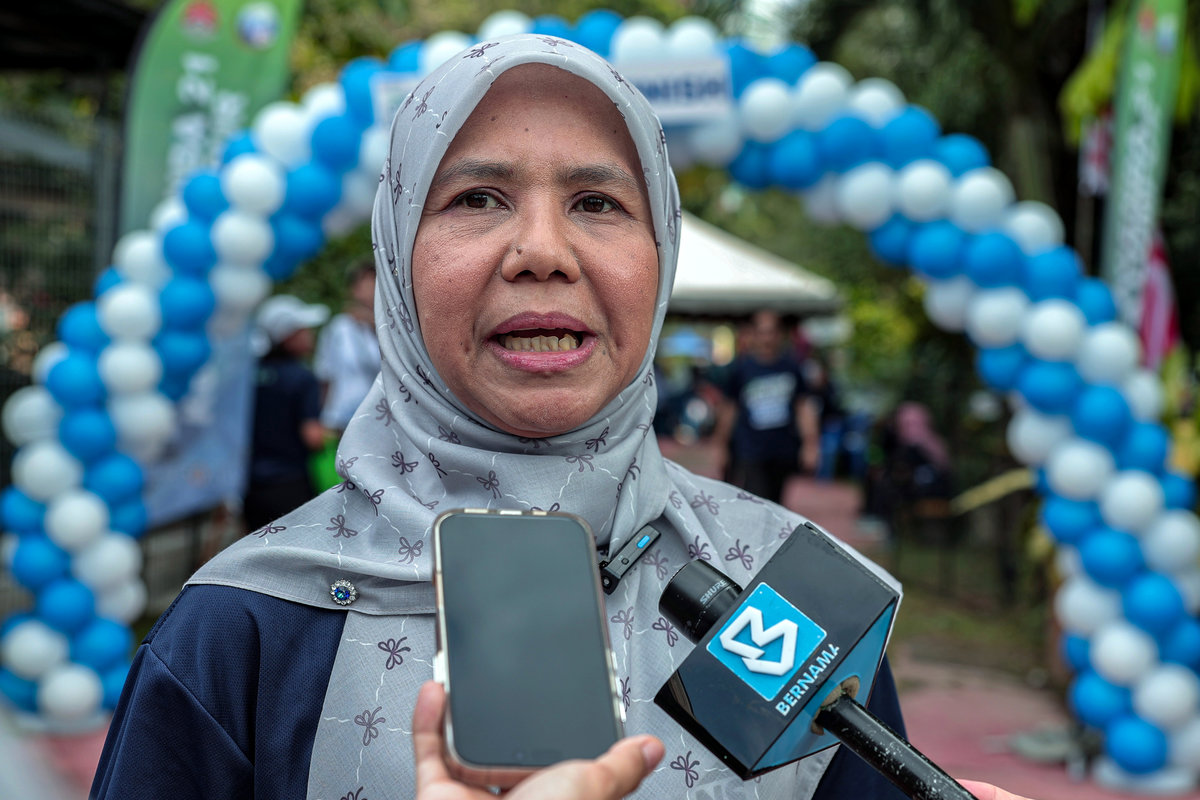 Pengarah Projek Librarians Fun Run 2025, Dr A’dillah Mustafa yang juga Pensyarah Kanan Fakulti Sains Maklumat, Universiti Teknologi MARA (UiTM) Puncak Perdana, bercakap kepada media semasa menghadiri program Librarians Fun Run 2025 di Kebun Bandar, Sungai Bunus, hari ini. - BERNAMApix