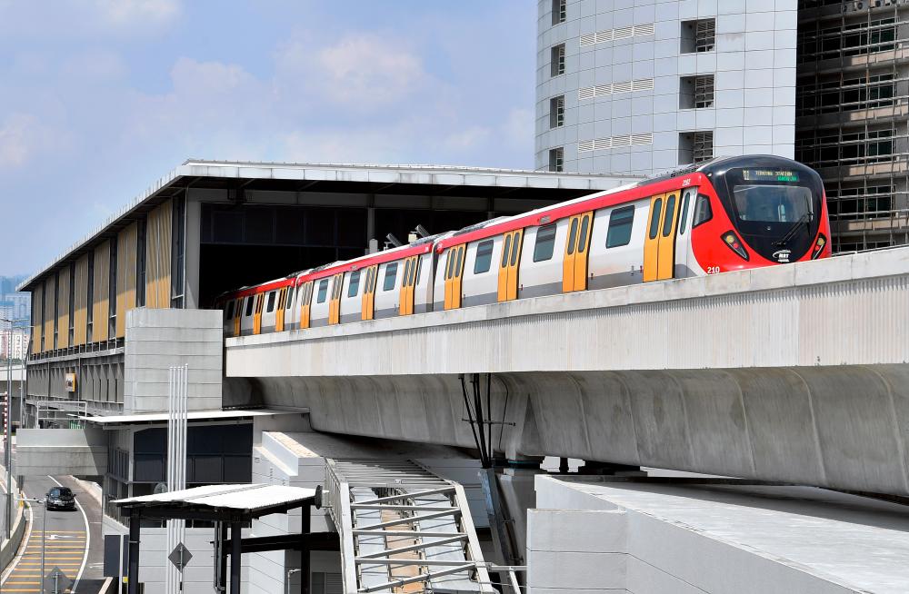 Pembukaan operasi fasa pertama Transit Aliran Massa (MRT) Laluan Putrajaya yang kini sudah siap 99.9 peratus ditunda ke suku kedua 2022 berbanding sasaran awal pada hujung bulan ini. fotoBERNAMA