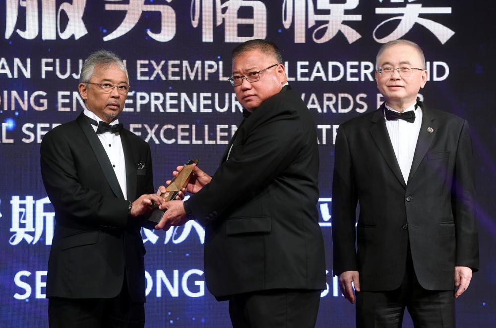 KUALA LUMPUR, 27 August -- Yang di-Pertuan Agong Al-Sultan Abdullah Ri’ayatuddin Al-Mustafa Billah Shah (left) present an award to the Prime Minister’s Special Ambassador to China Datuk Seri Tiong King Sing J.P (center). BERNAMAPIX