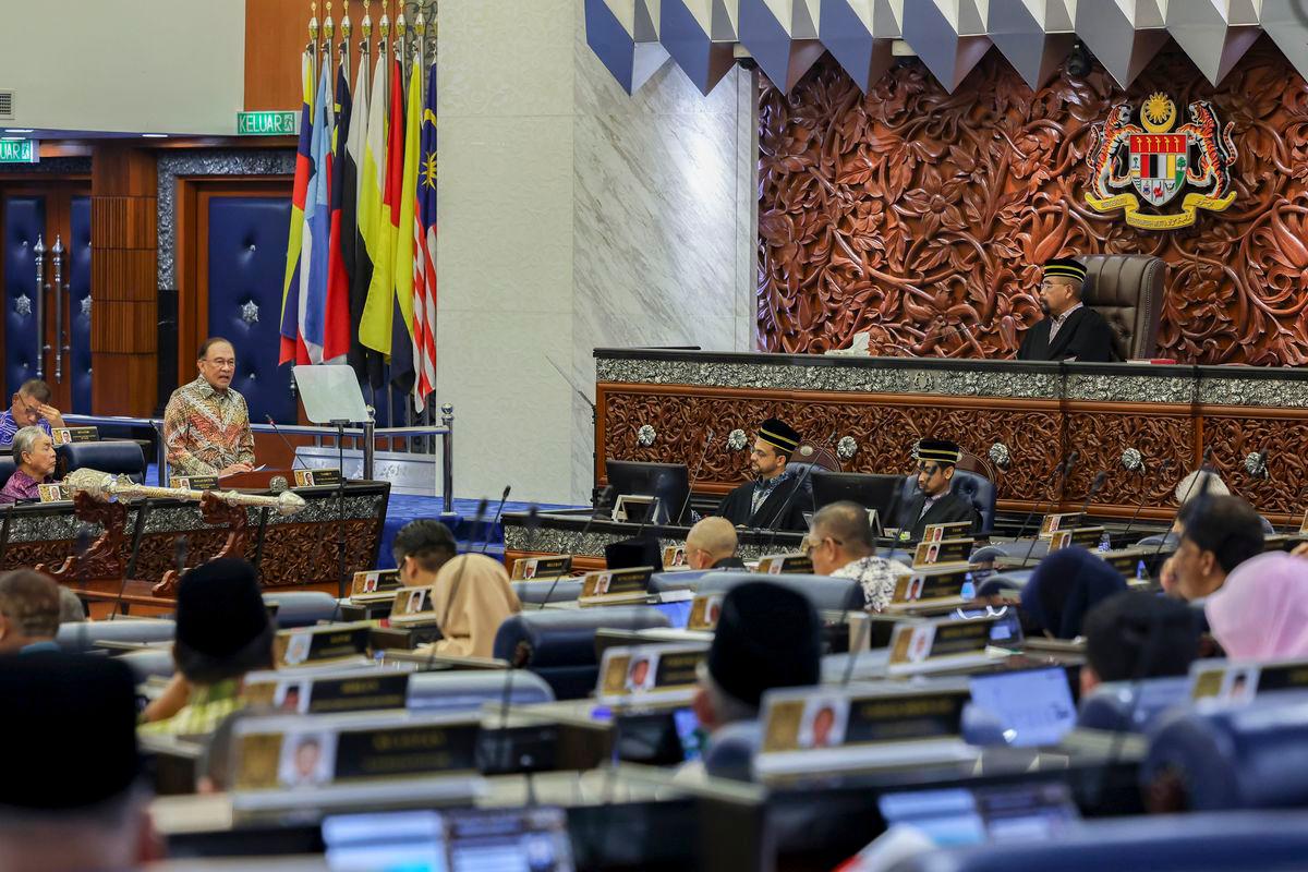Perdana Menteri, Datuk Seri Anwar Ibrahim membentangkan Rancangan Malaysia Ke-13 (RMK13) di Dewan Rakyat hari ini - BERNAMA