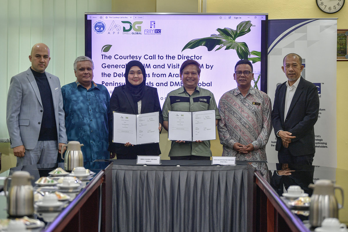 FRIM Director-General Datuk Dr Ismail Parlan (second, right) witnesses the signing of a memorandum of understanding (MoU) between FRIM Incorporated Chief Executive Officer Faizal Ramli (third, right) and DMELL Global Chief Executive Officer Nadzdiannie Nazri (third, left) at the Forest Research Institute Malaysia (FRIM) campus in Kepong today. - BERNAMA