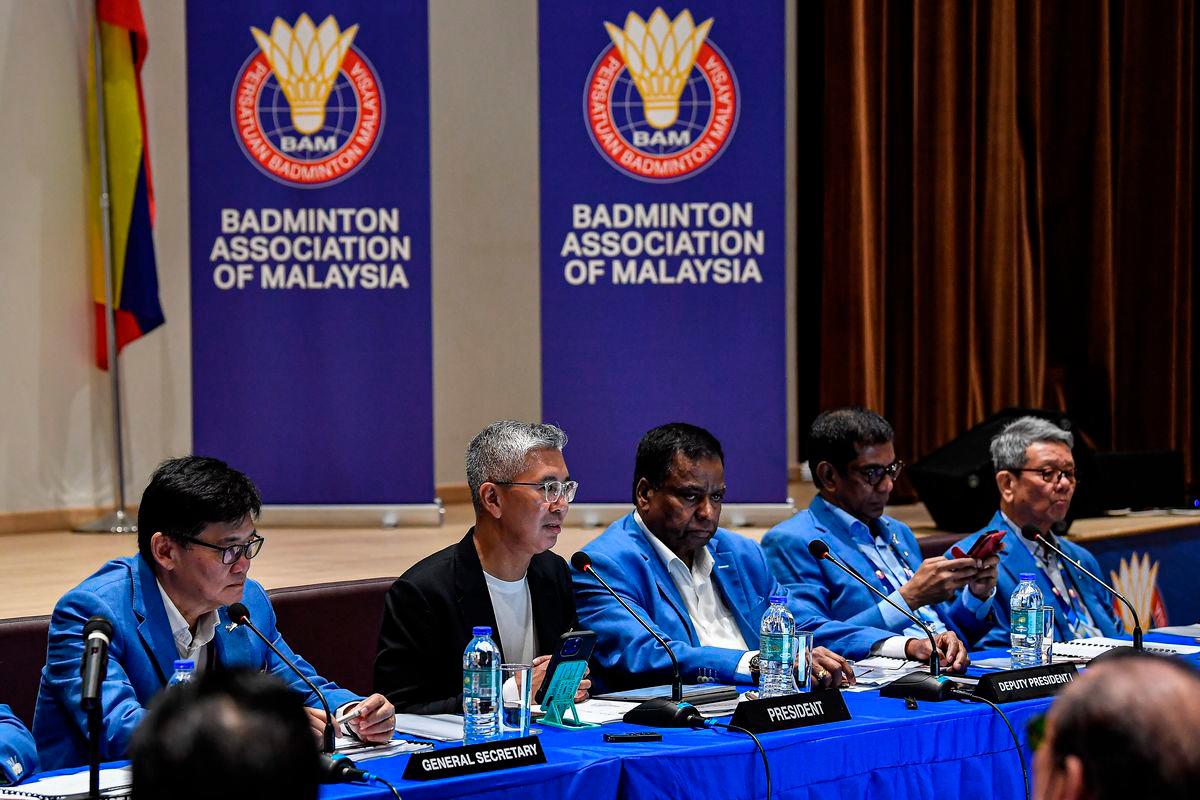 Presiden baharu Persatuan Badminton Malaysia (BAM) Tengku Datuk Seri Zafrul Tengku Abdul Aziz (tengah) ketika mempengerusikan Mesyuarat Majlis Persatuan Badminton Malaysia (BAM) di Akademi Badminton Malaysia, Bukit Kiara hari ini. Turut serta Timbalan Presiden Persatuan Badminton Malaysia (BAM) Datuk V. Subramaniam (tiga,kanan) -fotoBERNAMA