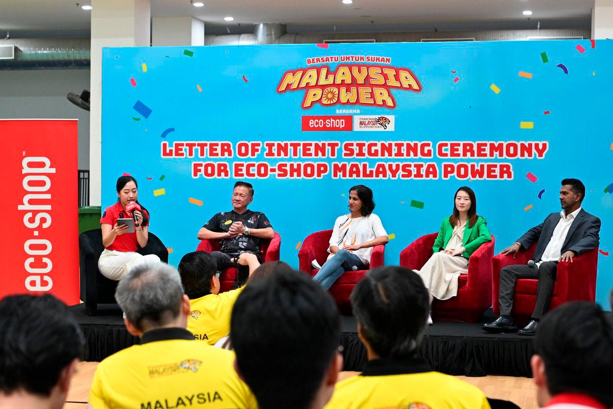 Atlet Malaysia (dari kiri kedua) Datuk Foo Kok Keong, Norasela Khalid, Chai Fong Ying dan R. Puvaneswaran semasa sesi perkongsian selepas Majlis Menandatangani Surat Hasrat untuk Malaysia Power Eco-Shop x FAMEMAS di Arena Kuala Lumpur, hari ini.