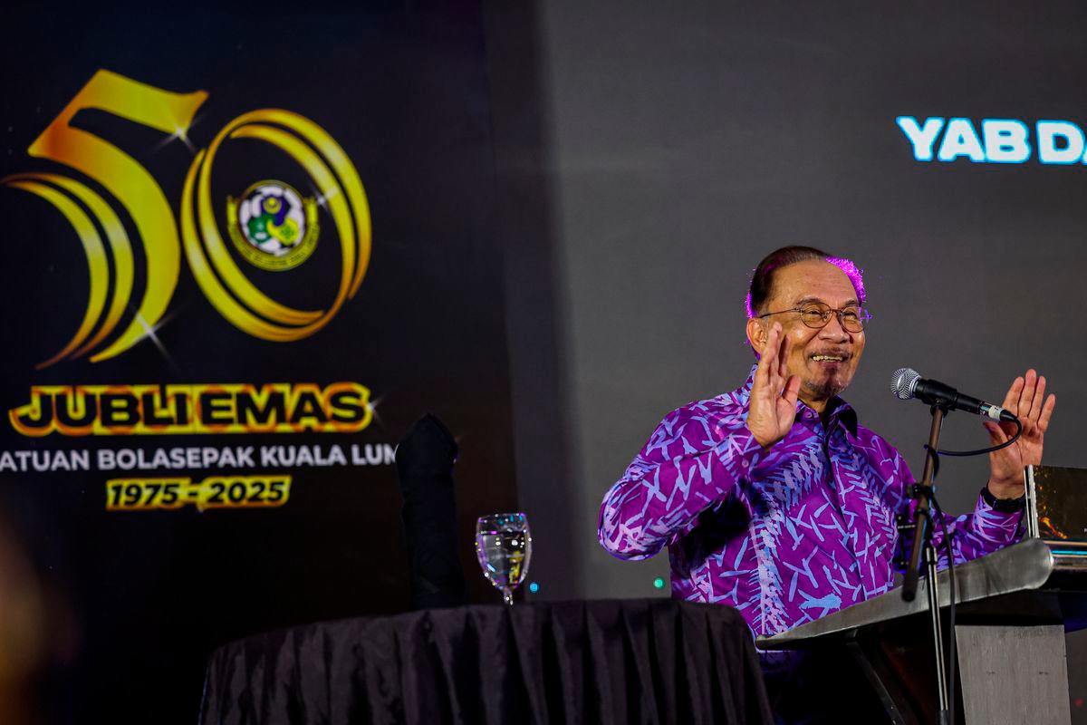 Perdana Menteri Datuk Seri Anwar Ibrahim (tengah) dan Penaung KLFA Datuk Fahmi Fadzil (tiga, kiri) hadir pada Majlis Jubli Emas 50 tahun Persatuan Bola Sepak Kuala Lumpur di Bangsar South City semalam - BERNAMA