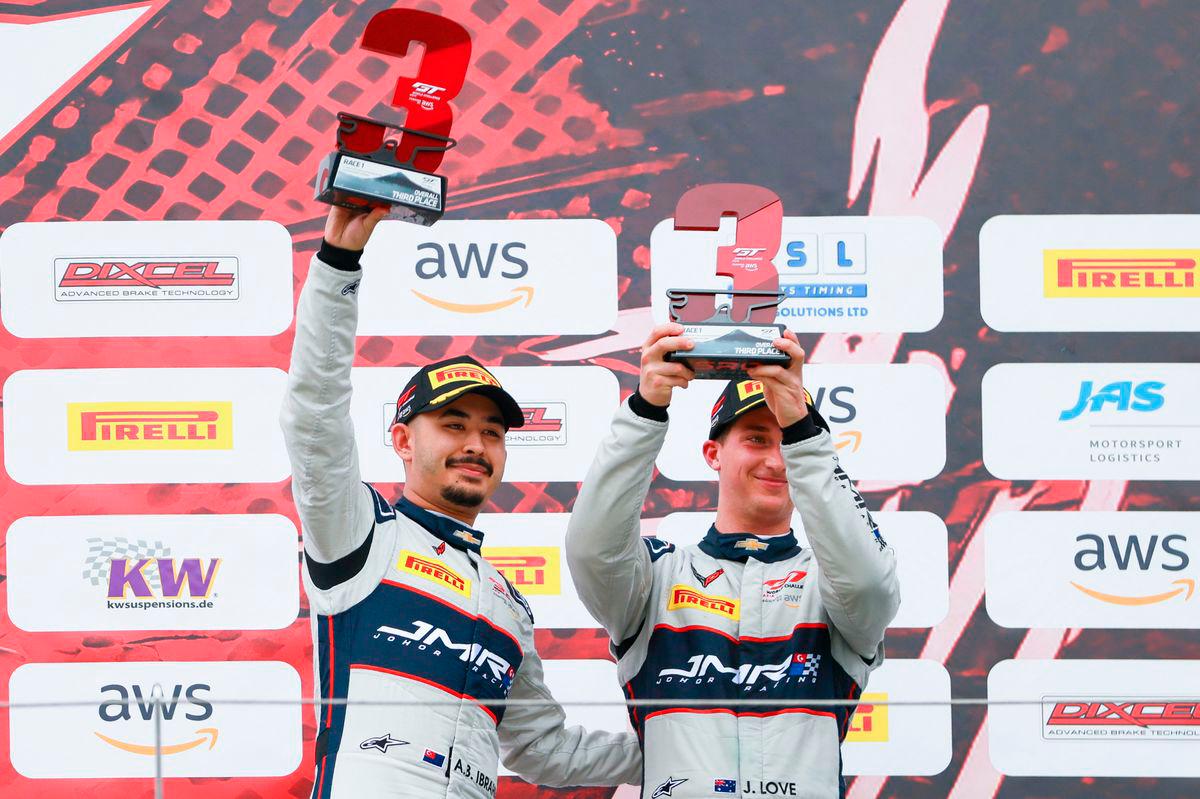 Tunku Putera Johor Tunku Abu Bakar dan Jordan Love (jentera #66) bergambar selepas memenangi tempat ketiga pada pusingan pertama di Litar Fuji Speedway bagi siri GT World Challenge Asia, hari ini.- BERNAMA