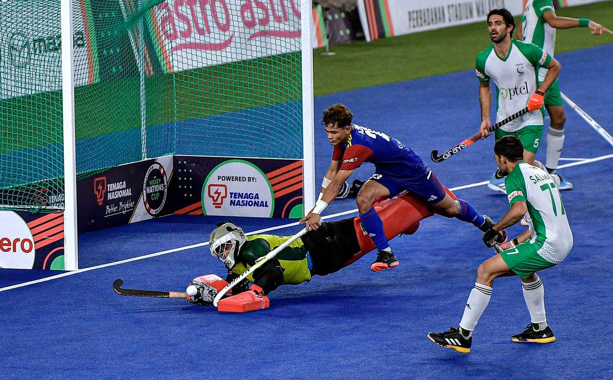 Pemain pasukan Malaysia Abu Kamal Azrai cuba merampas bola daripada asakan penjaga gawang pasukan Pakistan Abdullah Ishtiaq Khan (kiri) pada perlawanan peringkat kumpulan B Kejohanan FIH Hoki Piala Negara-Negara 2024-25 di Stadium Nasional Hoki Bukit Jalil hari ini.