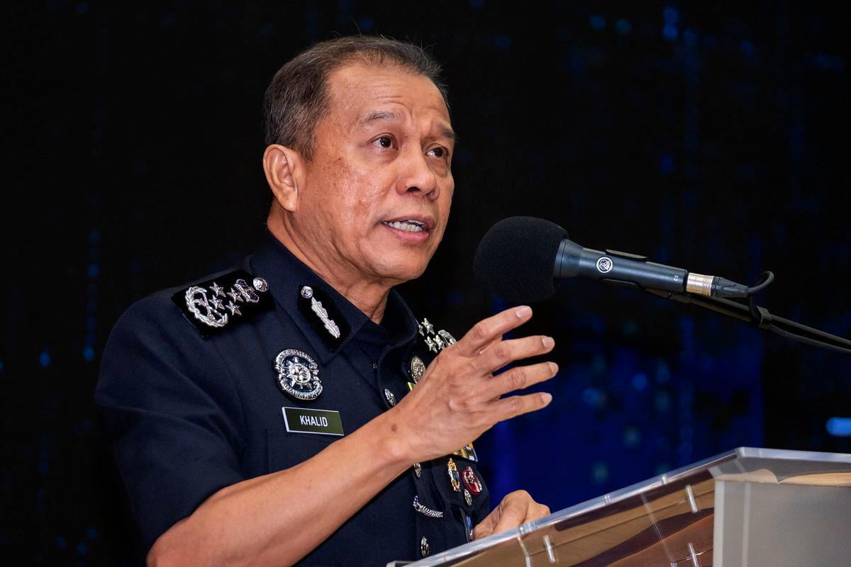 Ketua Polis Negara, Datuk Seri Mohd Khalid Ismail berucap pada Majlis Peluncuran Program Diploma Kepolisan (MQA) dan Standard Kemahiran Pekerjaan Kebangsaan (JPK) Polis Diraja Malaysia di Maktab PDRM Kuala Kubu Bahru hari ini. - fotoBERNAMA