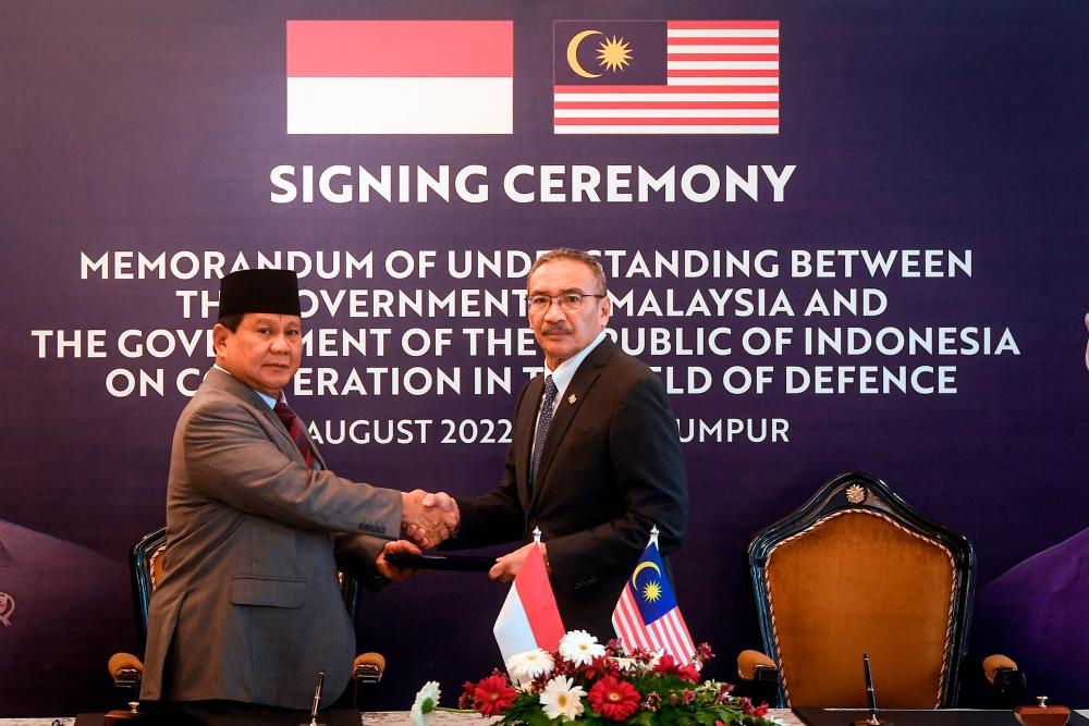 KUALA LUMPUR, 9 Ogos -- Menteri Kanan Pertahanan Datuk Seri Hishammuddin Tun Hussein (kanan) dan rakan sejawatnya dari Indonesia, Prabowo Subianto menandatangani memorandum persefahaman ketika hadir bagi mempengerusikan Mesyuarat ke-42 General Border Committee Malaysia-Indonesia (GBC MALINDO) di Wisma Perwira hari ini.--fotoBERNAMA (2022) HAK CIPTA TERPELIHARA
