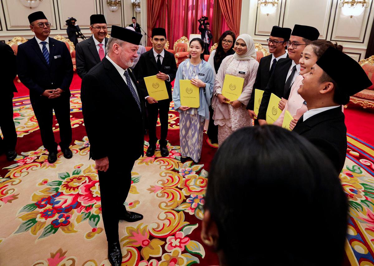 Yang di-Pertuan Agong, Sultan Ibrahim berkenan beramah mesra bersama penerima biasiswa pada pengurniaan biasiswa Yang di-Pertuan Agong di Istana Negara di sini hari ini. - fotoBERNAMA