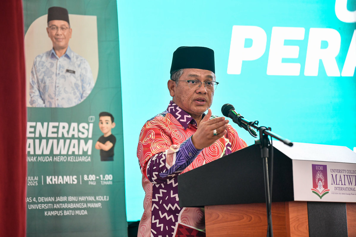 Minister in the Prime Minister’s Department (Religious Affairs), Datuk Dr Mohd Na’im Mokhtar, delivering the closing officiating speech at the Generasi Qawwam Programme ‘Young Men as Family Heroes’ at the Jabir Ibnu Hayyan Hall, MAIWP International University College, Batu Muda Campus, today. – BERNAMA