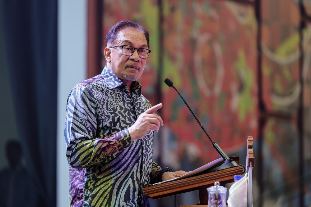 Prime Minister Datuk Seri Anwar Ibrahim deliver his speech during inauguration of the National Craft Day (HKK) 2024 held at the Craft Complex, today. -BERNAMAPIX