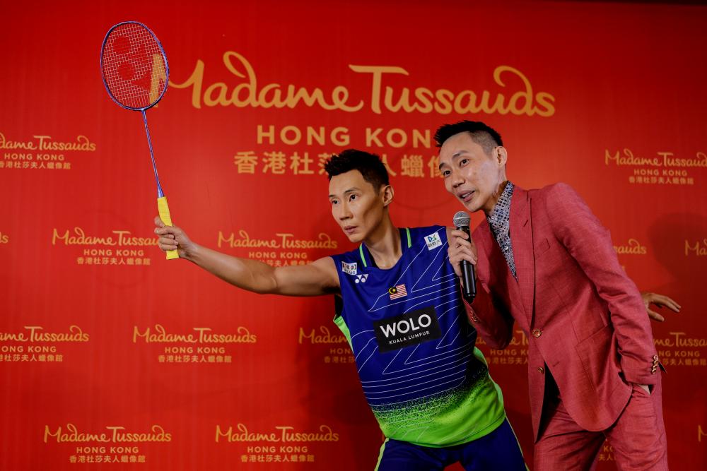 KUALA LUMPUR, March 3 -- National badminton legend Datuk Lee Chong Wei with a wax figure in his likeness designed by Madame Tussauds Hong Kong during the launch ceremony of the wax figure in the capital today. BERNAMAPIX