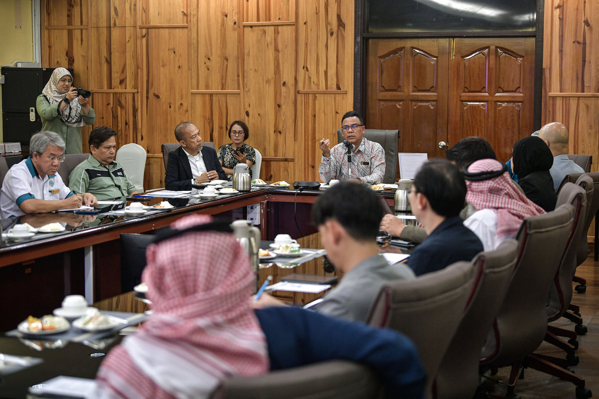FRIM Director-General Datuk Dr Ismail Parlan speaks during a memorandum of understanding (MoU) signing ceremony, held in conjunction with a courtesy call and visit by a delegation from DMELL Global and Arabian Peninsula Forests of Saudi Arabia to the Forest Research Institute Malaysia (FRIM) campus in Kepong today. - BERNAMA